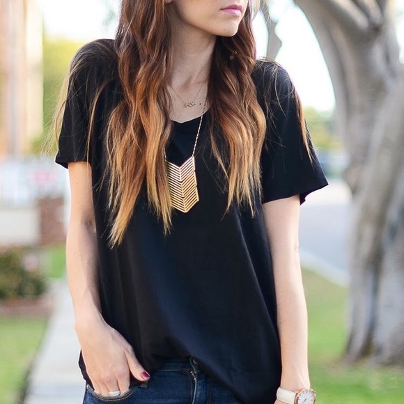 WILA Tops - GINA✨ v neck tee shirt top black